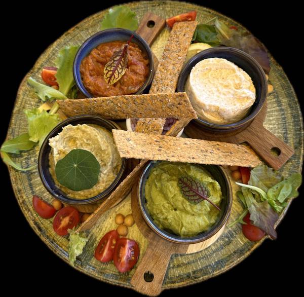 Platou cu Salată de Vinete, Icre, Zacuscă și Guacamole